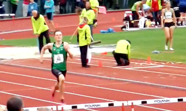 image: Her prøver Warholm seg på 400 meter hekk for første gang. Det skapte forundring: - Sykt